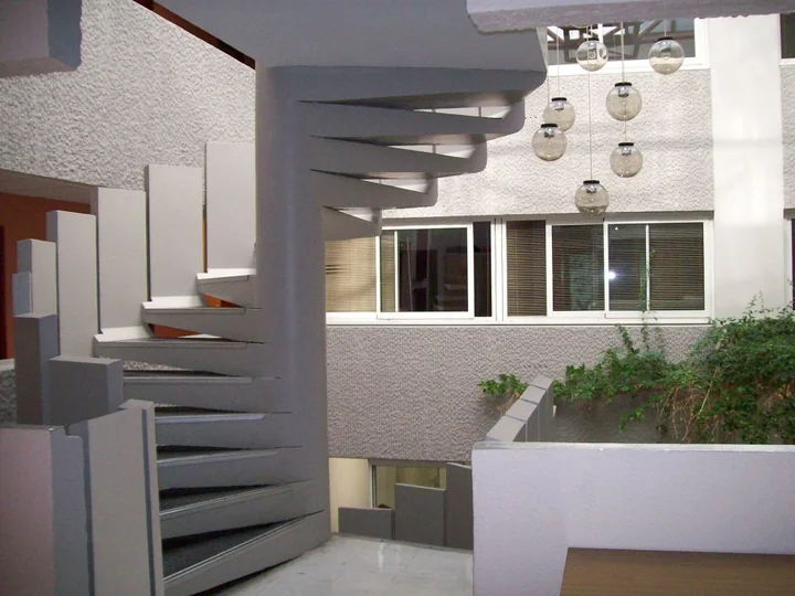 L’atrium et les espaces communs de la Maison de l’entreprise à Montpellier